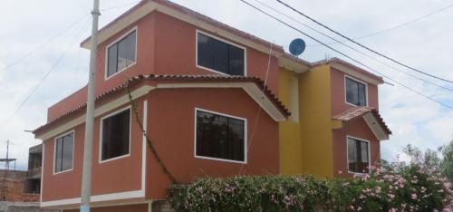 se muestra una casa colorida en Casa Familiar, en Ayacucho