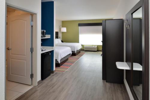 Ένα ή περισσότερα κρεβάτια σε δωμάτιο στο Holiday Inn Express Hotel & Suites Royse City - RockwallRockwall - Royse City by IHG