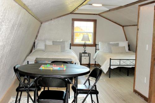 um quarto com duas camas e uma mesa e cadeiras em Lake Fork Fishing Getaway em Quitman