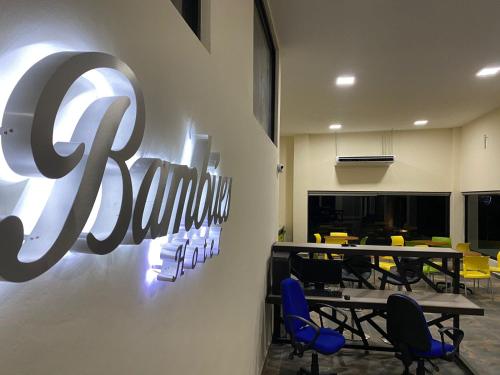 een kantoor met tafels en stoelen en een bord aan de muur bij LOS BAMBUES HOTEL in La Tinaja