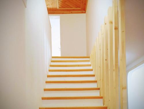 Una escalera en una casa con escalones de madera en Casa das Laranjeiras en Vale de Figueira