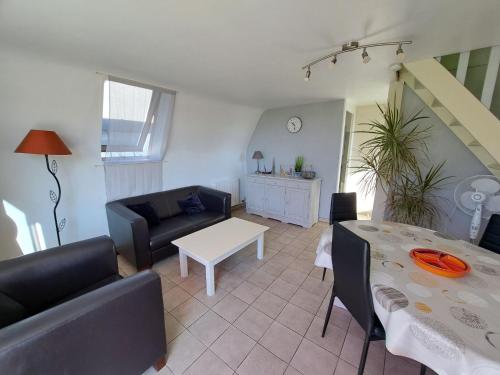 un salon avec un canapé et une table dans l'établissement Holiday Home in Brittany near Pointe du Raz, à Beuzec-Cap-Sizun