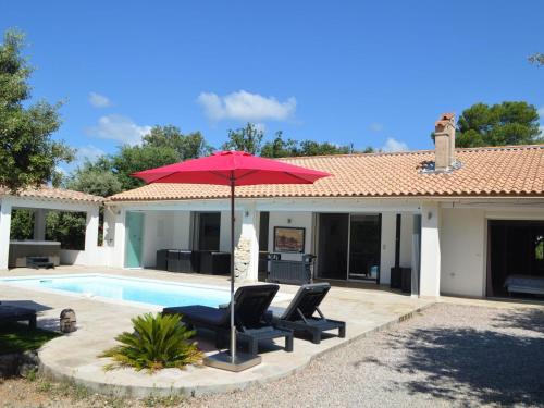Lavish holiday home in Vidauban with bubble bath