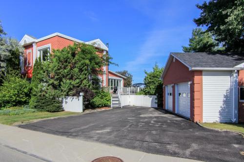 una casa con entrada y garaje en La Perle Rose du Lac-St-Jean, en Roberval
