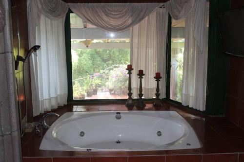 a large bath tub in a bathroom with a window at ¡Increíble casa en Avándaro para 10 personas! in Valle de Bravo