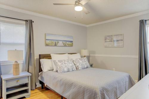Schlafzimmer mit einem Bett und einem Deckenventilator in der Unterkunft Charming home near Folly & Downtown Charleston in Charleston