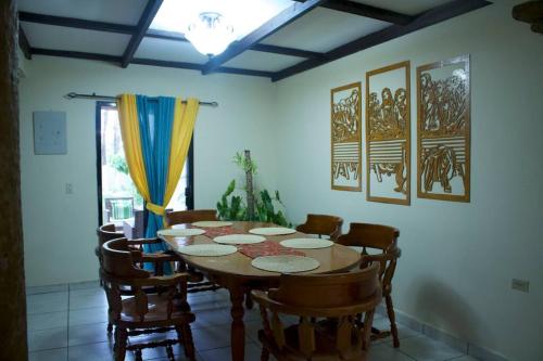 a dining room with a wooden table and chairs at Casa Colonial en casco Histórico in Comayagua