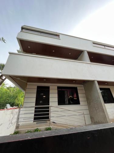 una casa bianca con una finestra sul lato di Laguindingan Town House a Laguindingan