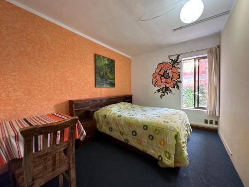 1 dormitorio con 2 camas y ventana en Greenhouse Bolivia en La Paz