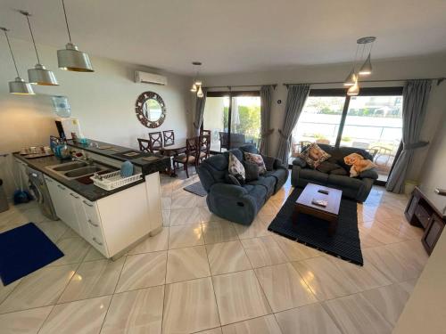 uma sala de estar com sofás e uma mesa em Ground chlat first row lagoon 2 bedrooms at Blanca marassi em El Alamein