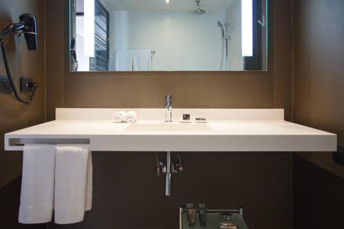 bagno con lavandino bianco e specchio di AC Hotel by Marriott Panama City a Città di Panama
