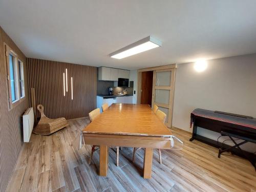 ครัวหรือมุมครัวของ Chalet alpin de 150m² pour 12 personnes avec billard et garage à Méaudre - FR-1-737-22
