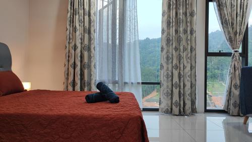 - une chambre dotée d'un lit avec une paire de chaussures dans l'établissement FHAZ KLE- 2bdroom at KL East Mall ! Gombak, à Kuala Lumpur