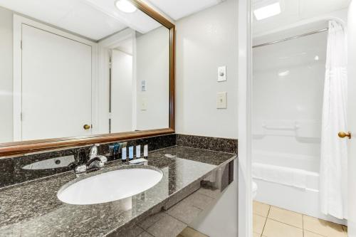 Ένα μπάνιο στο Wonderful Oceanfront 1Br Suite at Landmark Resort! 1235