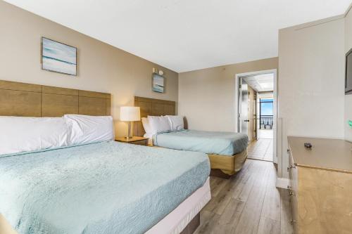 Ένα ή περισσότερα κρεβάτια σε δωμάτιο στο Wonderful Oceanfront 1Br Suite at Landmark Resort! 1235