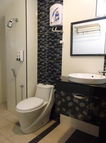 y baño con aseo y lavamanos. en HOTEL SRIMPIAN ROMPIN, en Kuala Rompin