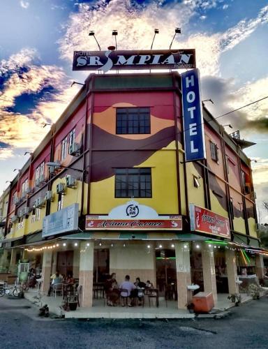 un grand bâtiment avec un panneau en haut dans l'établissement HOTEL SRIMPIAN ROMPIN, à Kuala Rompin