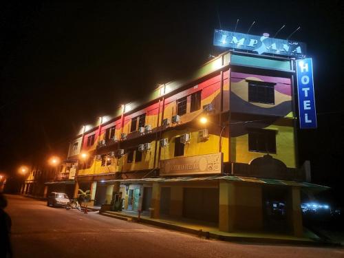 un bâtiment avec un panneau en haut de celui-ci la nuit dans l'établissement HOTEL SRIMPIAN ROMPIN, à Kuala Rompin
