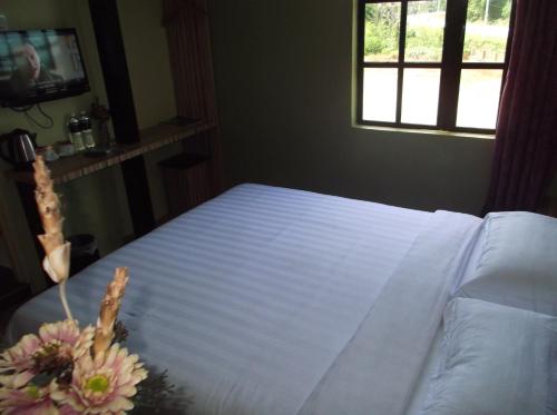 - une chambre avec un lit blanc et une fenêtre dans l'établissement HOTEL SRIMPIAN ROMPIN, à Kuala Rompin