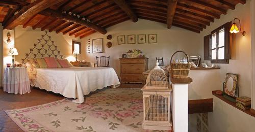 パラーイアにあるPodere Le Murellaの木製の天井が特徴のベッドルーム1室(ベッド1台付)