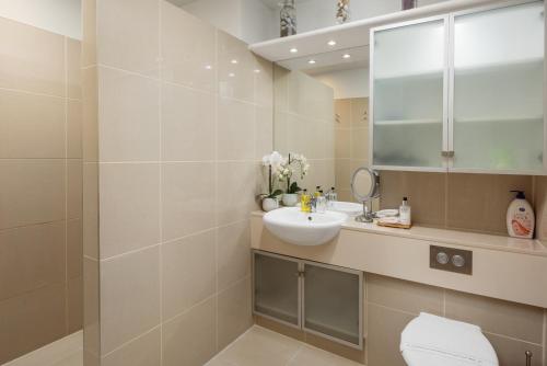 a bathroom with a sink and a mirror at Picton Waterfront Apartments in Picton