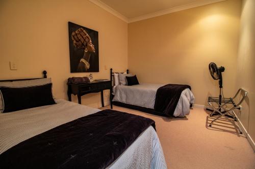 um quarto com duas camas e uma câmara em Large luxury apartment located right in town em Taupo