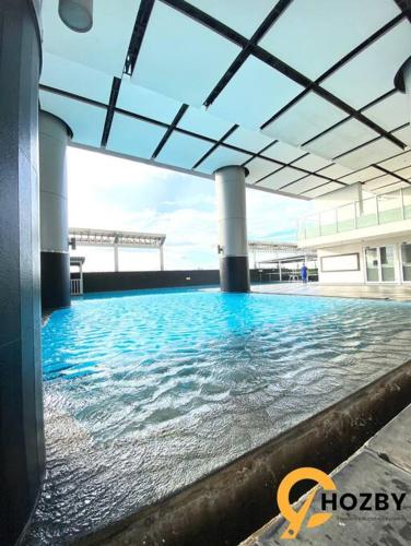 - une piscine d'eau bleue dans un bâtiment dans l'établissement Thamrin City Serviced Apartment Full Facilities B2CT1, à Jakarta
