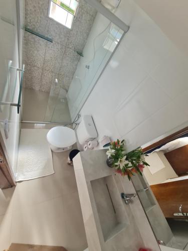 uma casa de banho branca com um WC e um lavatório em Apt 17 com 2 suítes com ar cond em Montes Claros