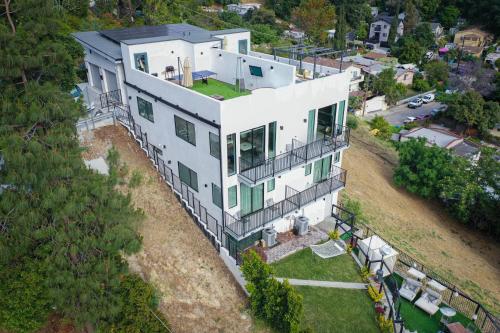 una vista aérea de una gran casa blanca en Luxury retreat with rooftop, hot tub & views, en Los Ángeles
