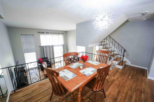 uma sala de jantar com uma mesa de madeira e cadeiras em Castle in Queens Fit for Royalty em Rosedale