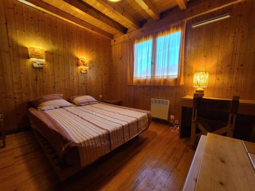1 dormitorio con 1 cama en una habitación de madera en Chalet Les Carroz d'Arâches, 5 pièces, 8 personnes - FR-1-572-286, en Arâches-la-Frasse
