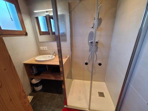 y baño con ducha y lavamanos. en Chalet Les Carroz d'Arâches, 5 pièces, 8 personnes - FR-1-572-286, en Arâches-la-Frasse