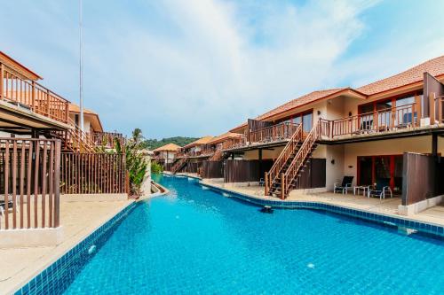 Bazén v ubytování Blue Bay Resort - Access to Pool and Beach-Phuket & Krabi nebo v jeho okolí