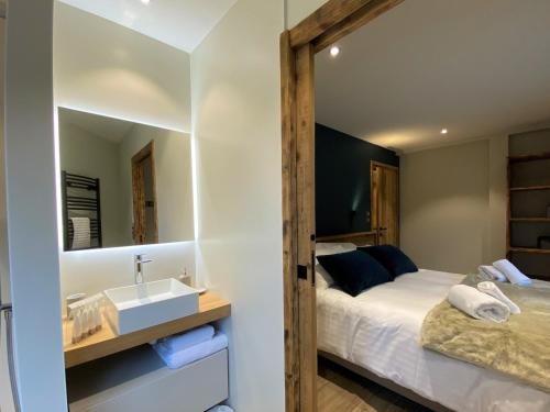 Habitación con baño con cama y lavabo. en Chalet Morzine, 6 pièces, 14 personnes - FR-1-754-72, en Morzine