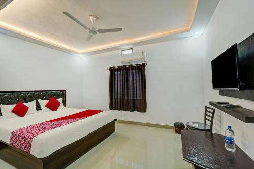 a bedroom with a bed and a flat screen tv at Flagship Hotel White House in Rānchī
