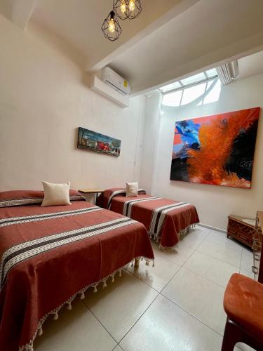 Postel nebo postele na pokoji v ubytování LARIMAR Gallery y Hotel Boutique