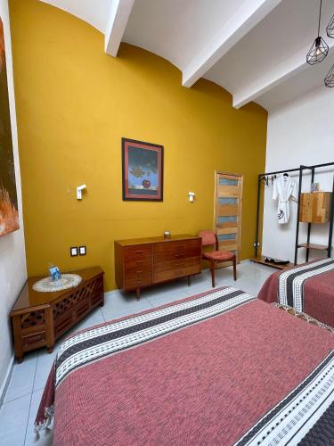 Postel nebo postele na pokoji v ubytování LARIMAR Gallery y Hotel Boutique