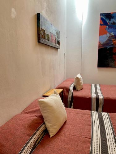 Postel nebo postele na pokoji v ubytování LARIMAR Gallery y Hotel Boutique