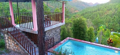 a swimming pool on the side of a building at TinyHouse La Roca-Cabaña de montaña in Valle de Ángeles
