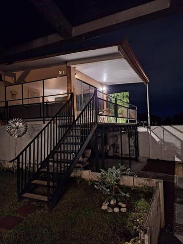 a staircase leading to a house at night at Preciosa cabaña en Fraijanes in Fraijanes