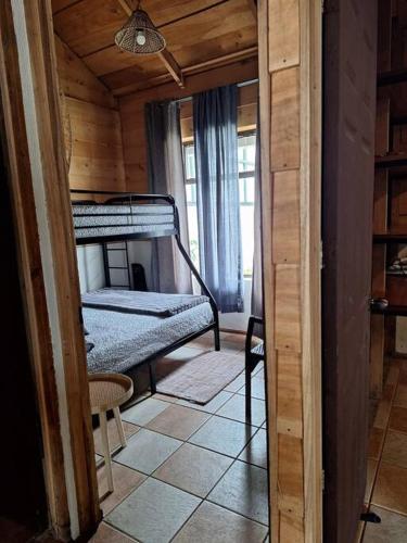 a room with two bunk beds in a cabin at Preciosa cabaña en Fraijanes in Fraijanes