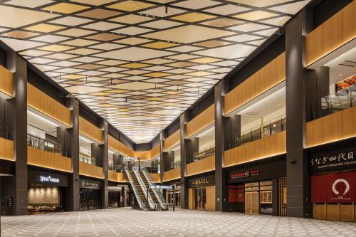 an empty shopping mall with a staircase in the middle at Villa Fontaine Premier Haneda Airport in Tokyo