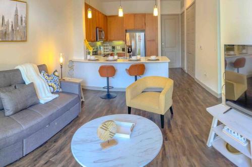 Predel za sedenje v nastanitvi Downtown Houston Gem: Parking Pool WiFi Sleeps 4