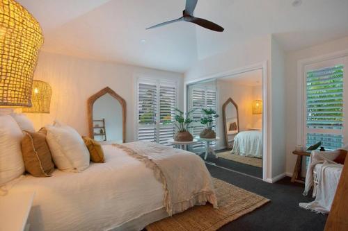 Schlafzimmer mit einem Bett und einem Deckenventilator in der Unterkunft Contemporary Coastal Luxury with an Outdoor Pool in Gold Coast