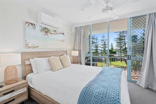 Ліжко або ліжка в номері Beachfront Bliss at Kirra Beach with Pool