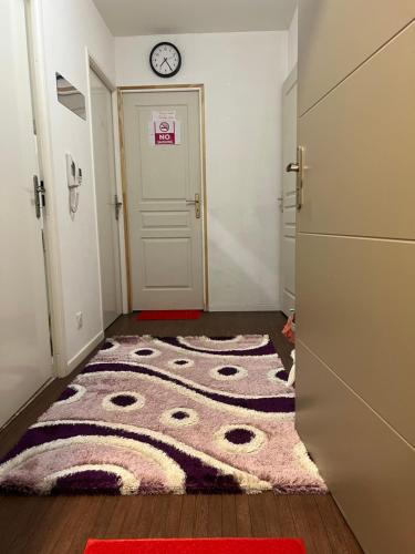 korytarz z dywanem przed drzwiami w obiekcie CHAMBRE PARTAGE 15MN CDG 25MN PARIS w Villepinte