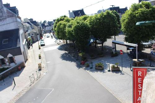 Une rue vide dans une ville arborée dans l'établissement Appartement centre de Crozon - 5 min des plages, à Crozon