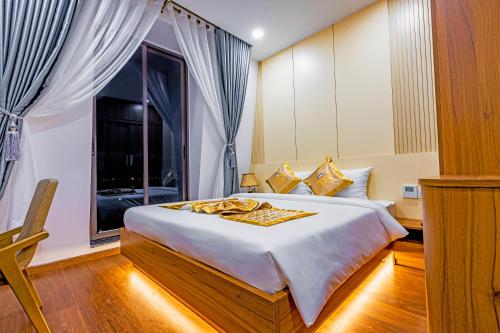 Una cama o camas en una habitación de Tokyo Hotel Phan Rang