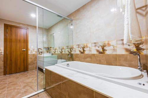 Un baño de Tokyo Hotel Phan Rang
