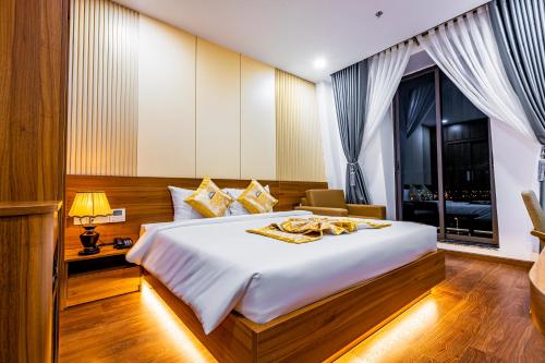 Una cama o camas en una habitación de Tokyo Hotel Phan Rang